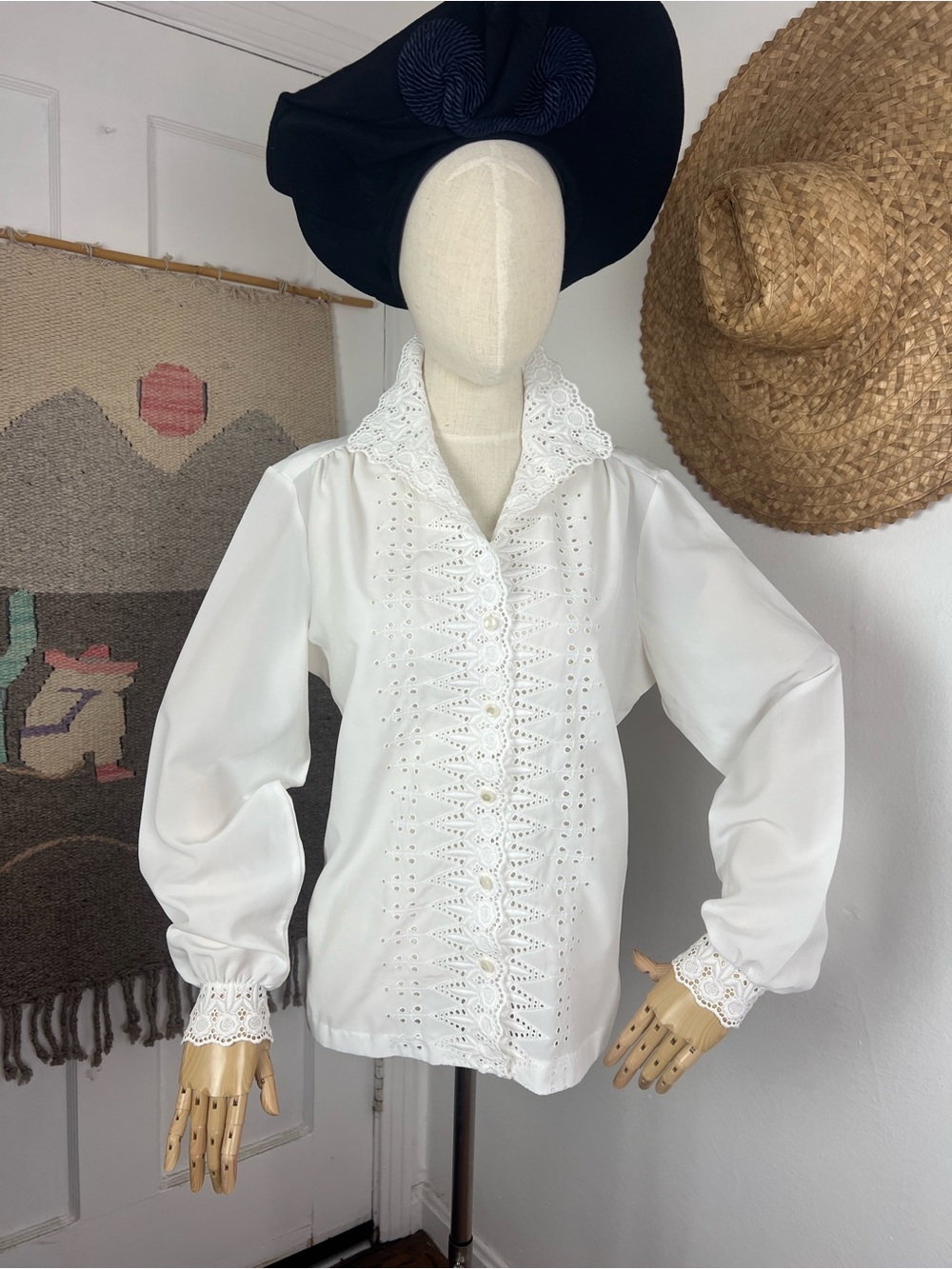 1970’s Vintage White Daisy Floral Peekaboo Eyelet Lace-Collar Women's Blouse M L